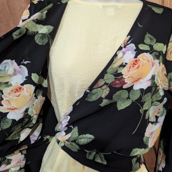 Fashion‎ Nova Black Floral Wrap Blouse - Picture 7 of 13